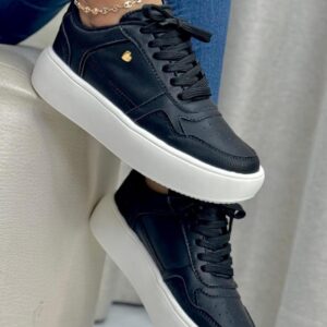 Tenis Casuales Negros con Suela Blanca