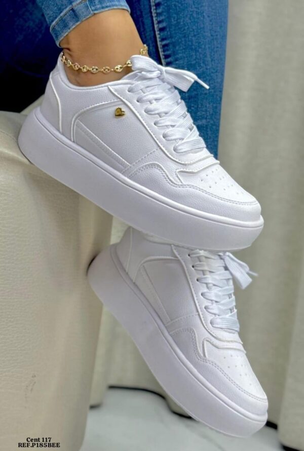 Tenis Casual Blanco con Detalle Dorado