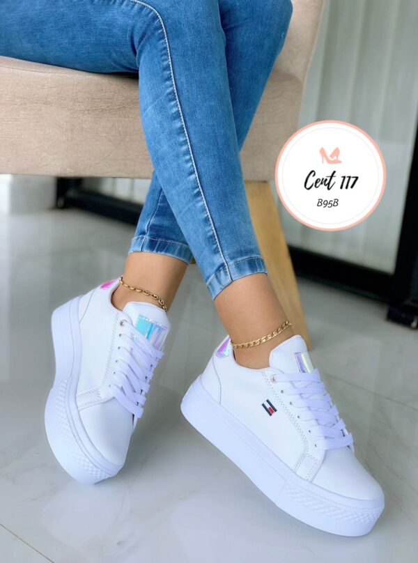 Tenis Casual Blanco con Detalles en Negro - Image 4