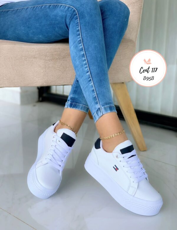 Tenis Casual Blanco con Detalles en Negro