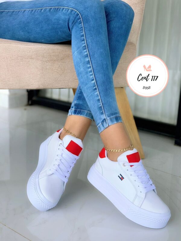 Tenis Casual Blanco con Detalles en Negro - Image 2