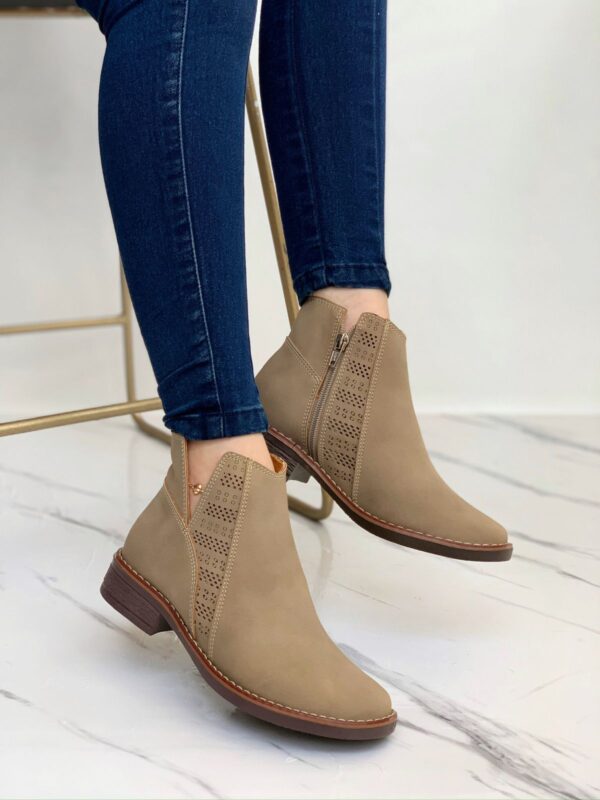 Bota Corta de Dama con Detalles